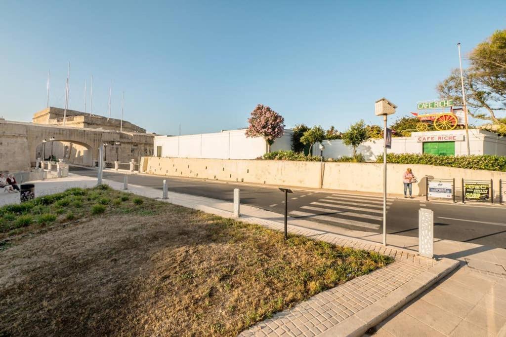 Vittoriosa' Seafront 2 Bed Highly Furnished Apartment Экстерьер фото